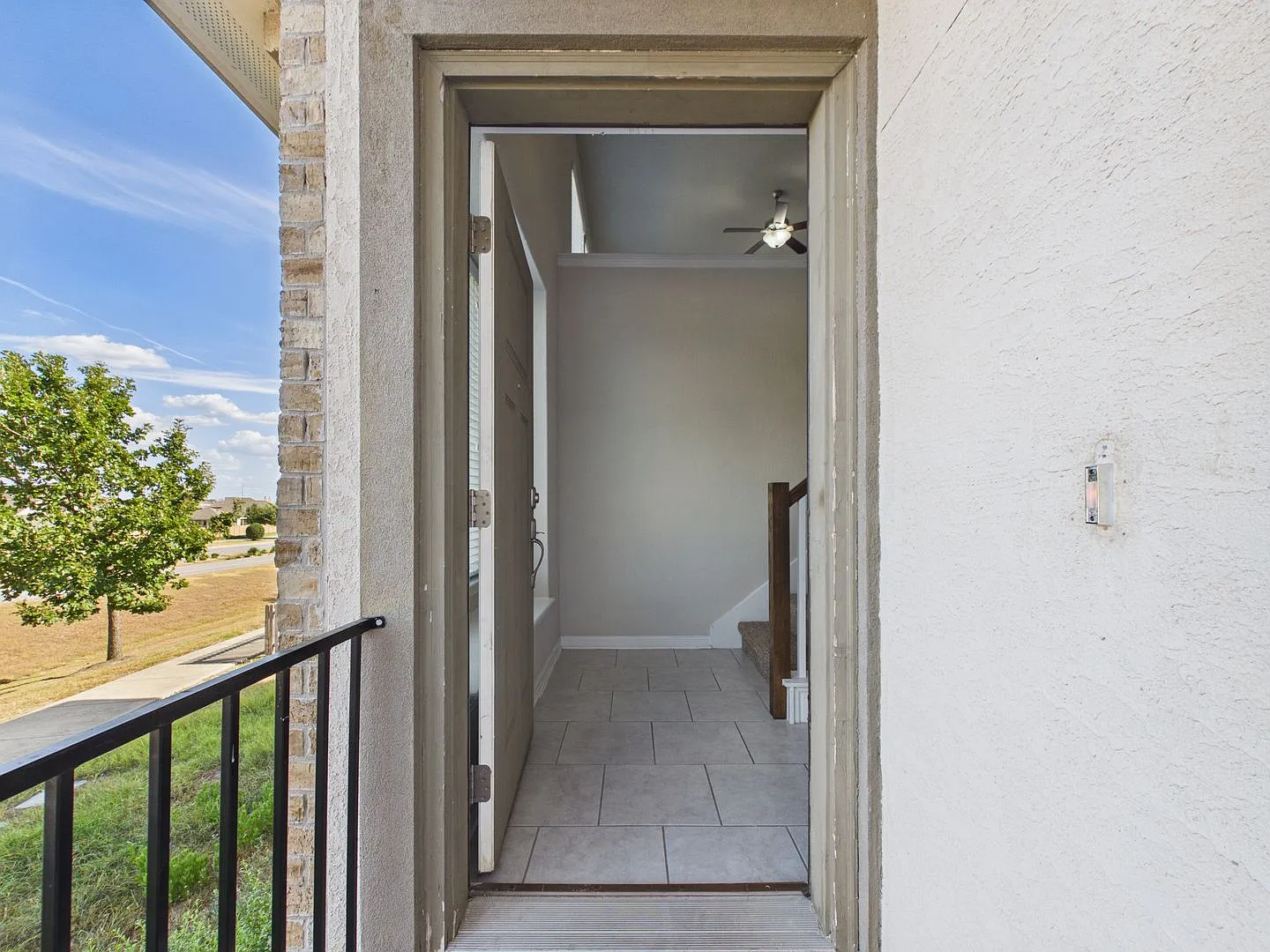 Stylish Pflugerville Townhome with Spacious Living and Modern Comfort — Photo 3