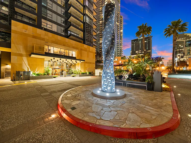 1325 Pacific Hwy #1603 — Photo 40