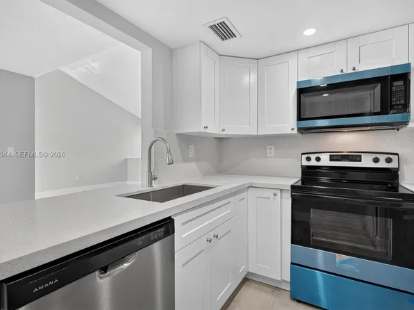 10080 NW 9th Street Cir APT 204, Miami, FL 33172