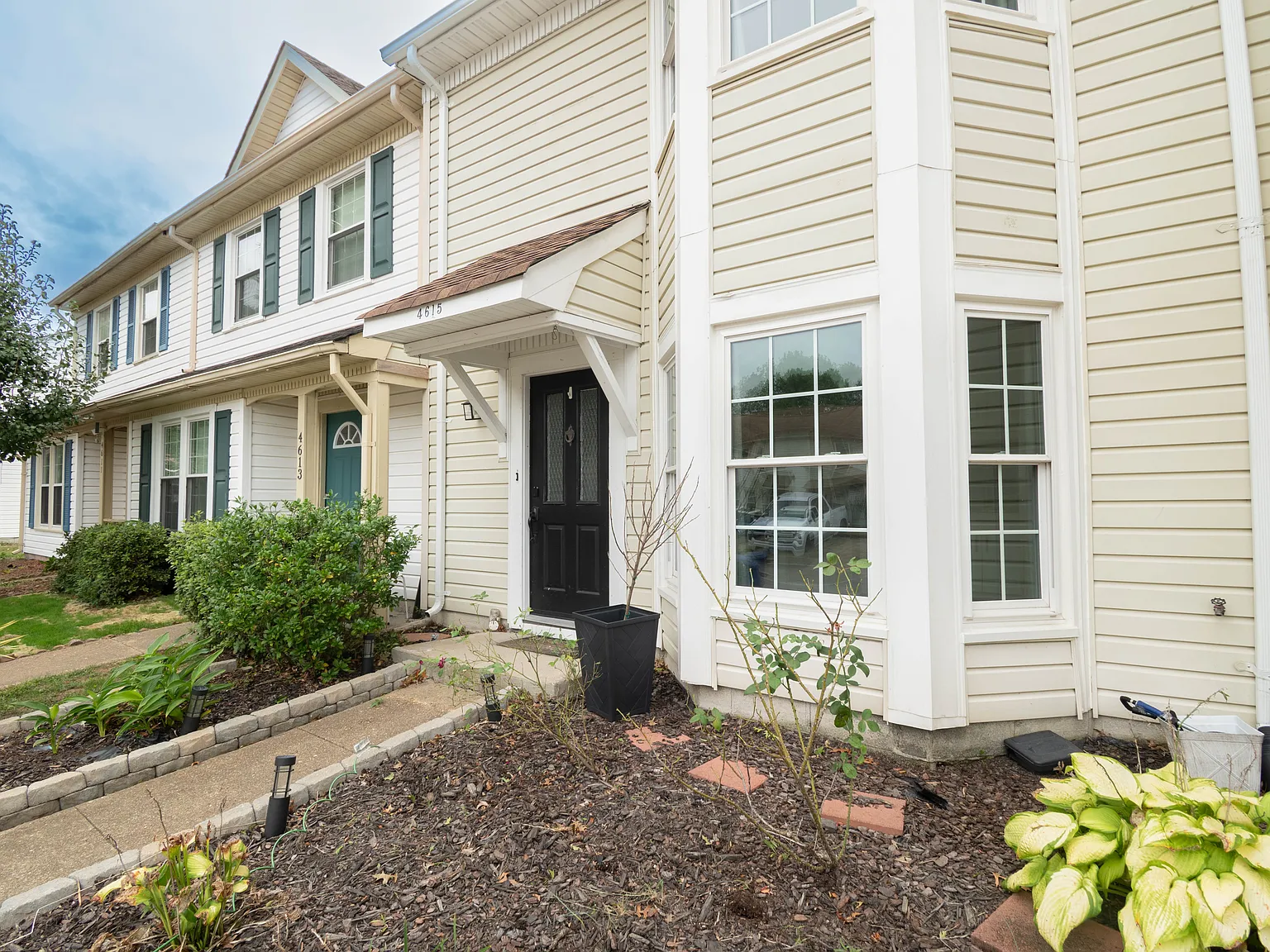 3 bed, 2.5 bath, 1424 sqft, $2,400 — Photo 1