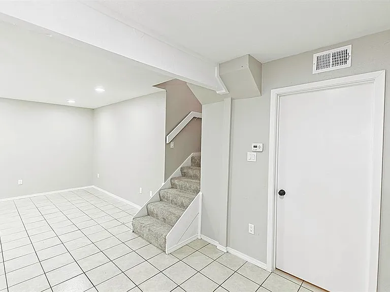 889 Dublin Dr #D — Photo 10