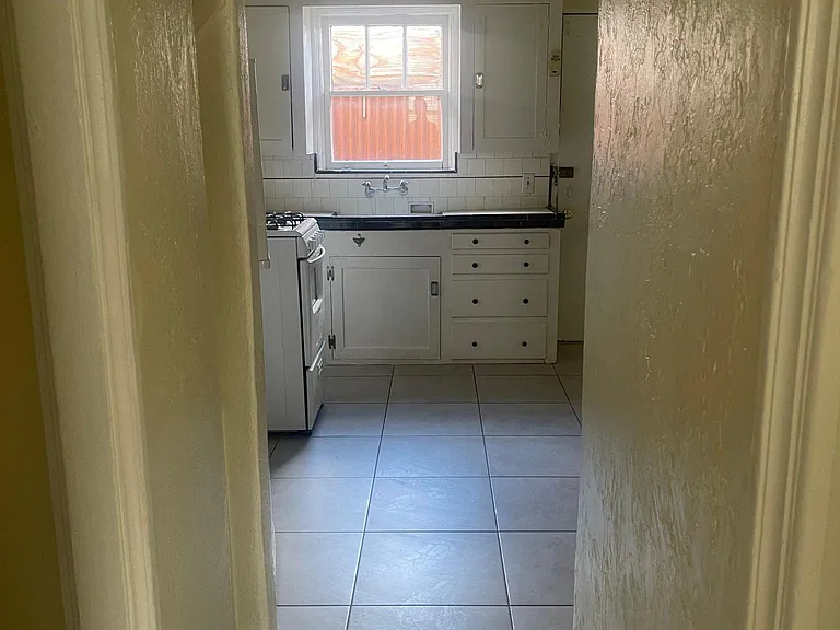 1128 N Tyndall Ave #9 — Photo 12