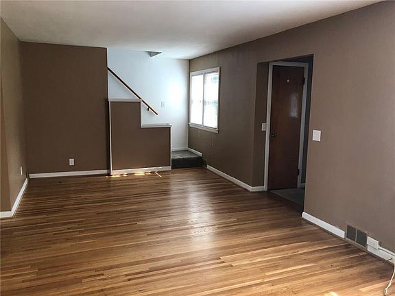 4th image of 149 Roselawn Cres