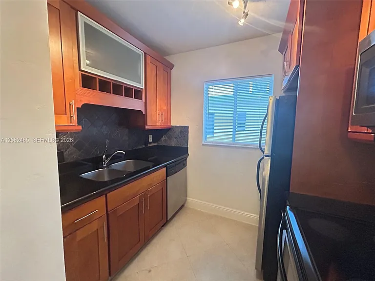 2880 Pine Tree Dr #10 — Photo 3