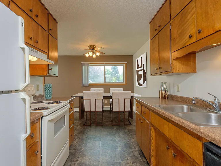 Fargo, ND Country Club Apartments | Kitchen