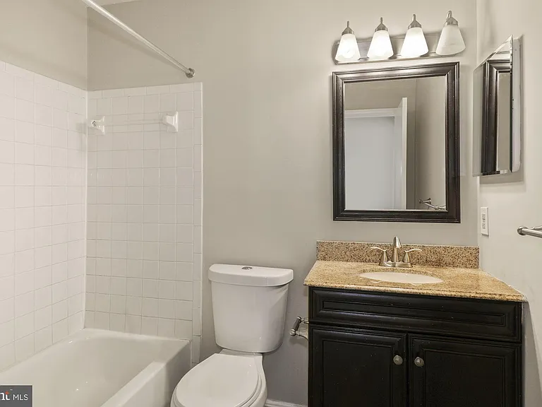 1601 Carriage House Ter #1601-E — Photo 11