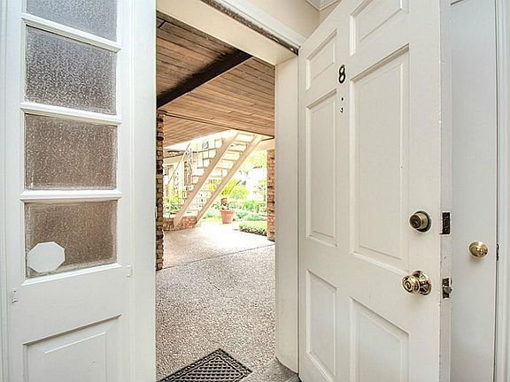 5th image of 2727 Briarhurst Dr APT 8