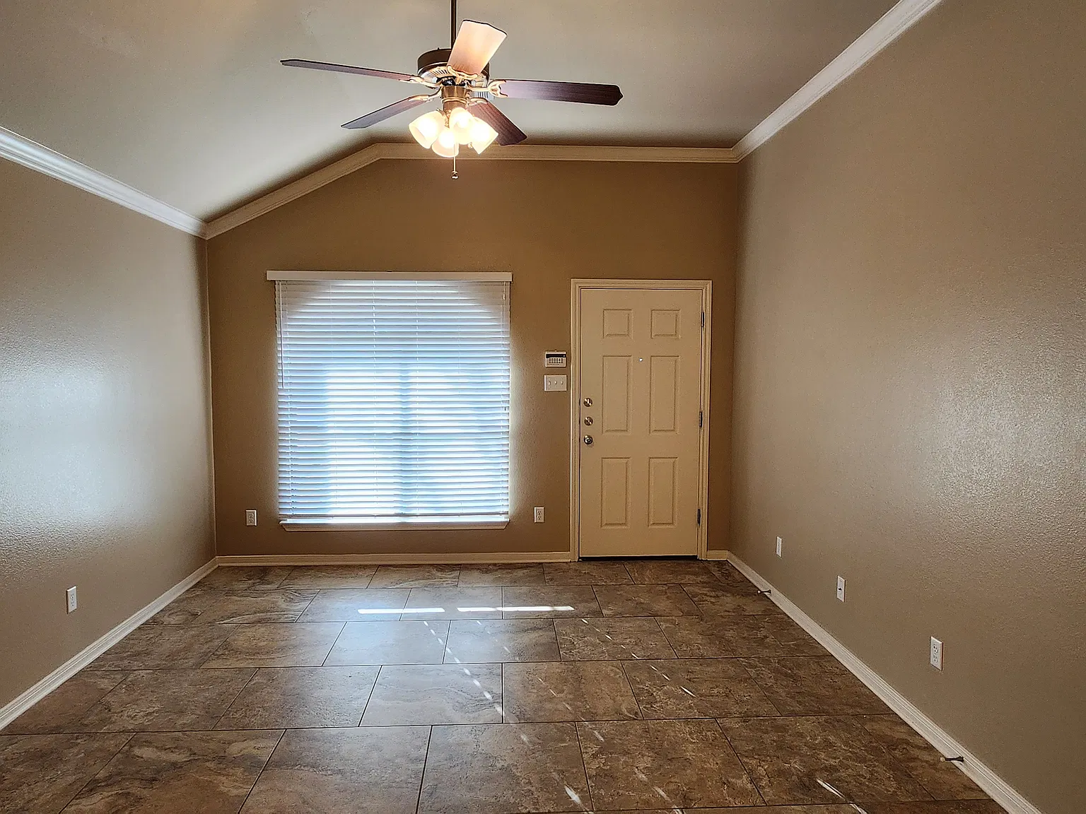 3 bed, 1351 sqft, $1,250 — Photo 2