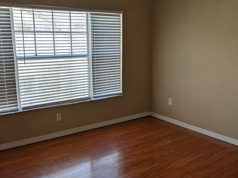 2424 Grand Central Pkwy #5 — Photo 3