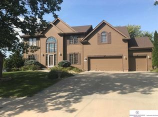 17512 William Cir, Omaha, NE 68130
