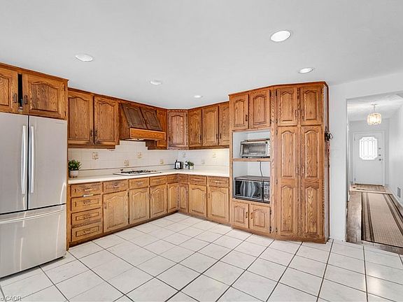 3rd image of 1518 Cawthra Rd