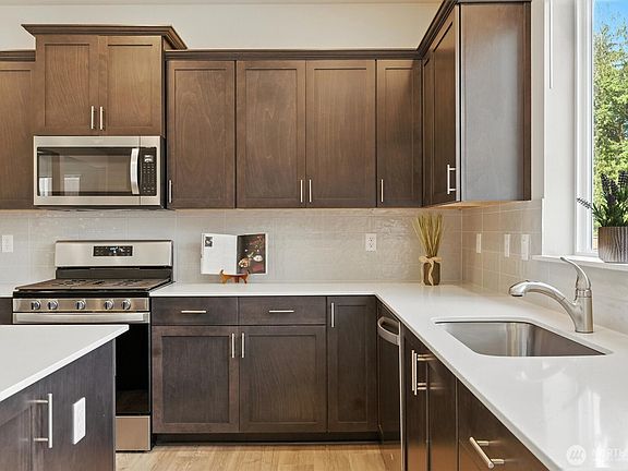 Like-new appliances, counter tops and cabinets with modern touches.>