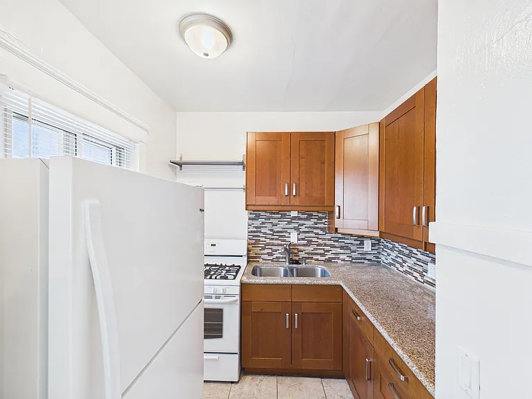 Grandview Apartments — Photo 32
