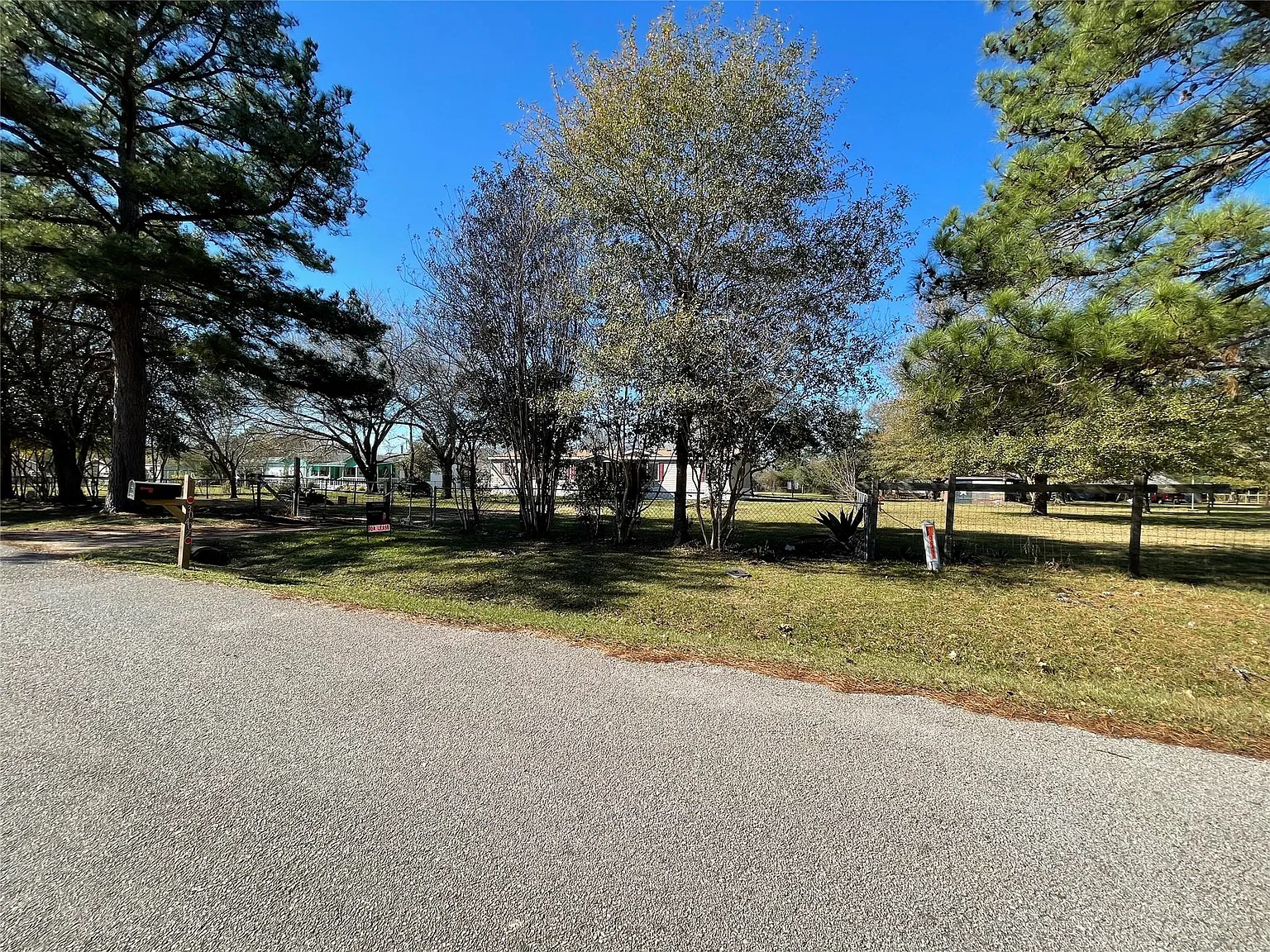 4 bed, 2.0 bath, 2280 sqft, $1,995 — Photo 3