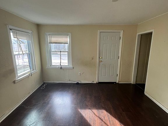 3rd image of 57 Orchard St Floor 1