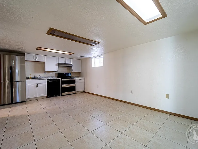120 S Pine St — Photo 5