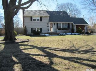 30 Elizabeth St, Patchogue, NY 11772