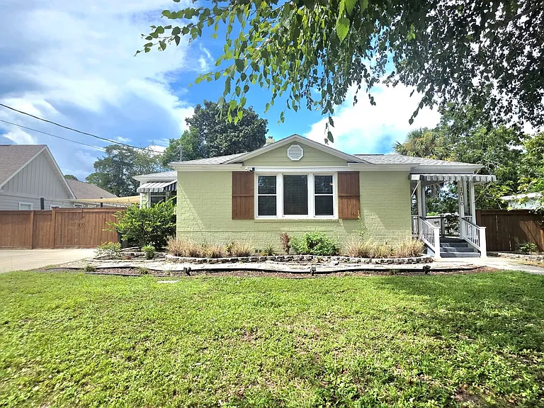 1010 E Maxwell St — Photo 1