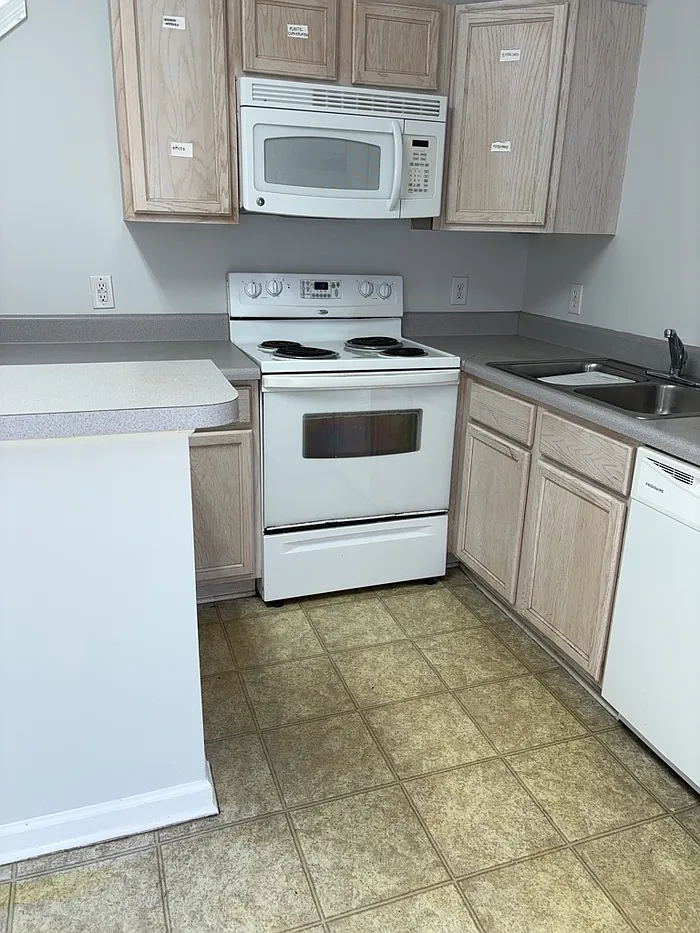 Building Photo - 116 University Village Dr #C