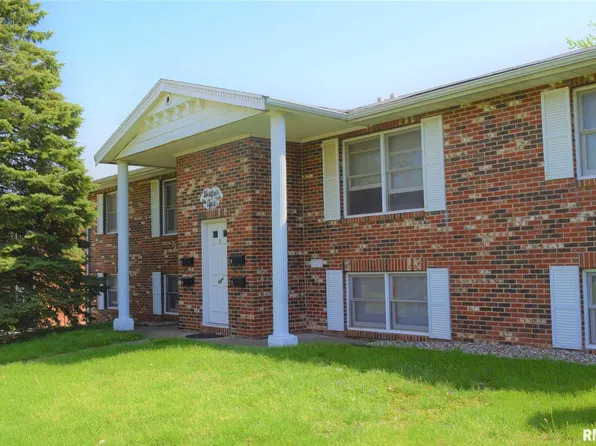 8 Gardendale Dr, Jacksonville, IL 62650