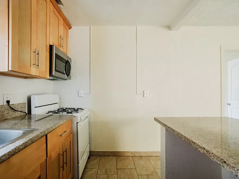 5630 1/2 Craner Ave — Photo 26