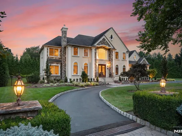 109 Garden Ct, Franklin Lakes, NJ 07417