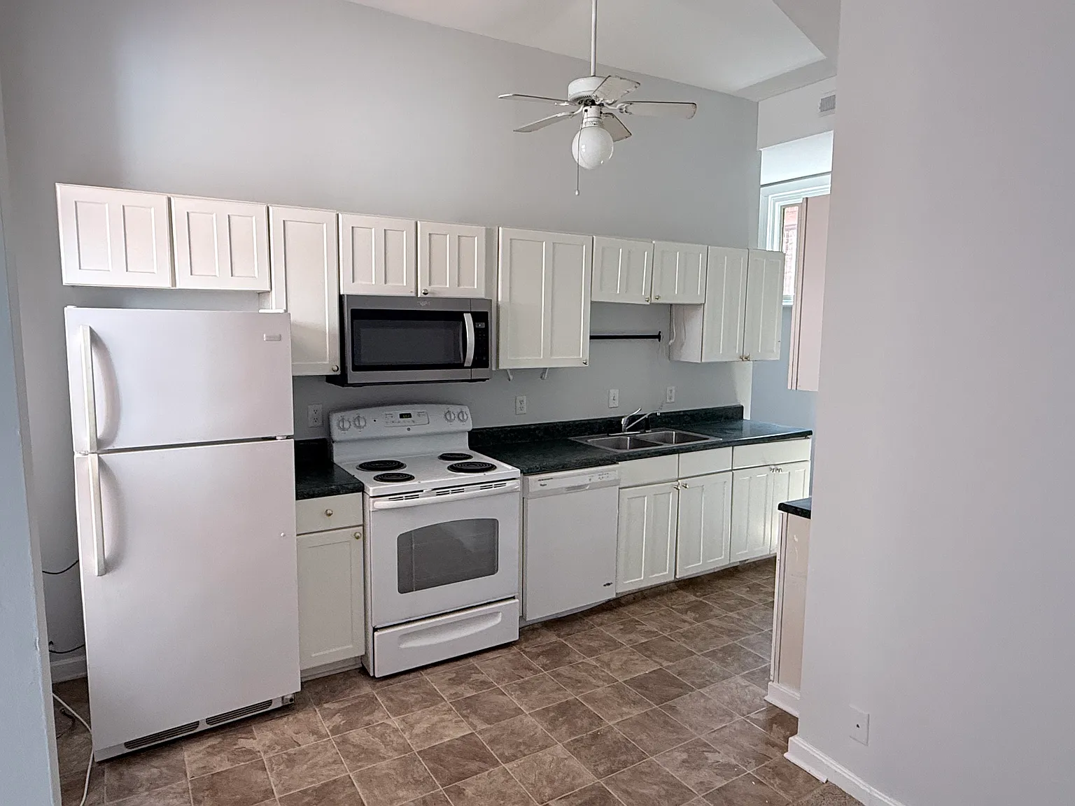 3 bed, $2,000 — Photo 2