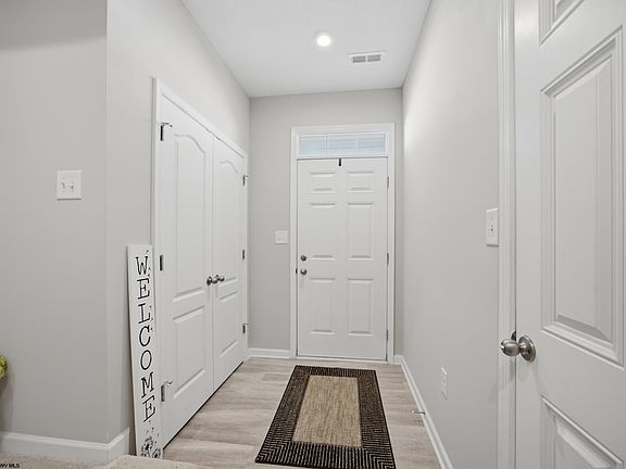 5th image of 14 Dover Ct