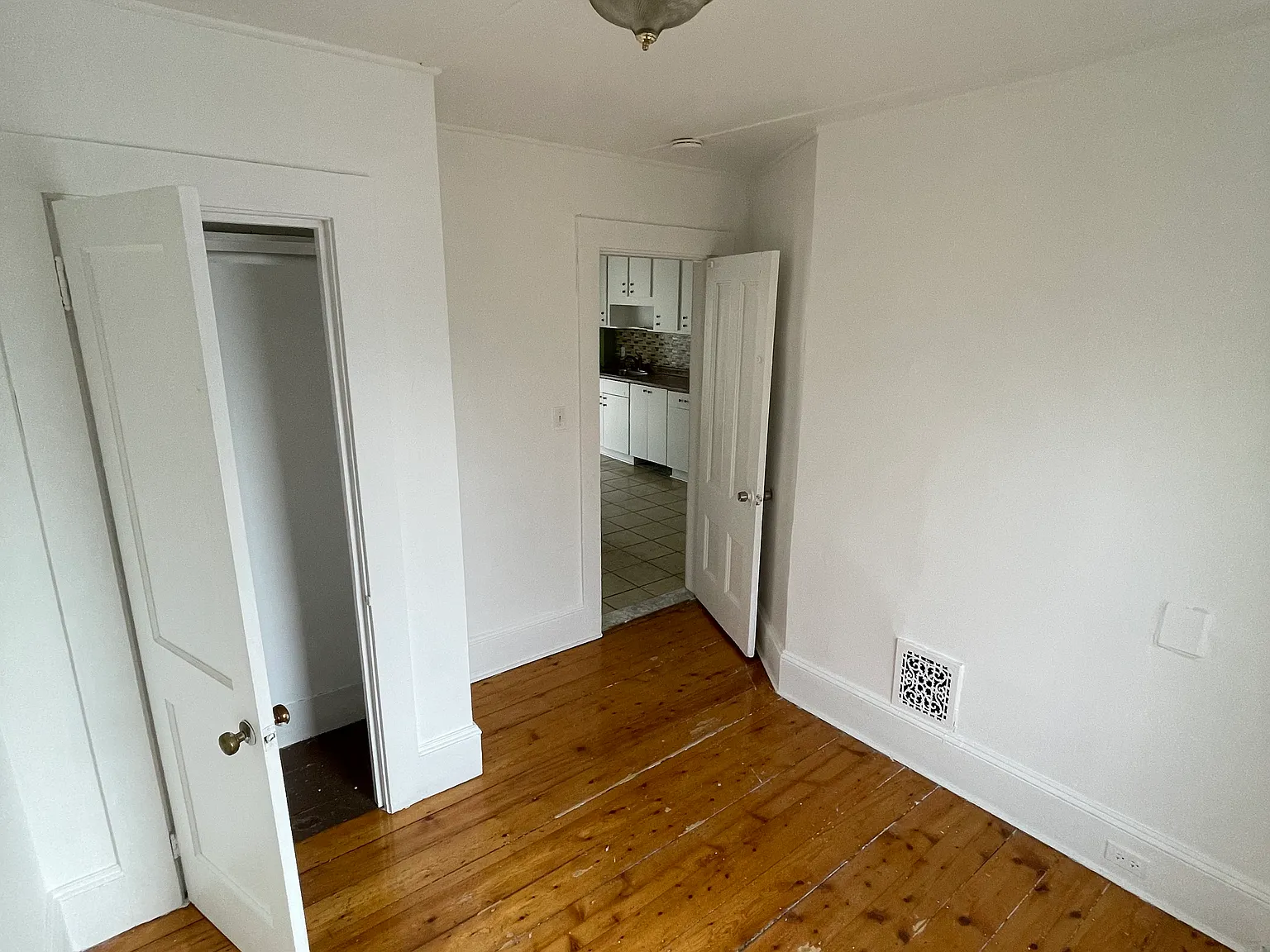 23 Glen Ave — Photo 2