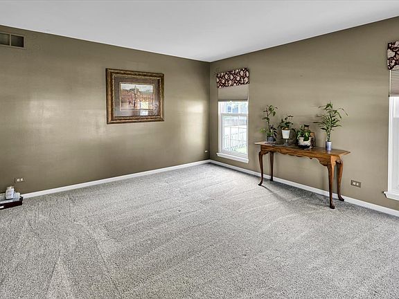 5th image of 150 Kingsway Dr