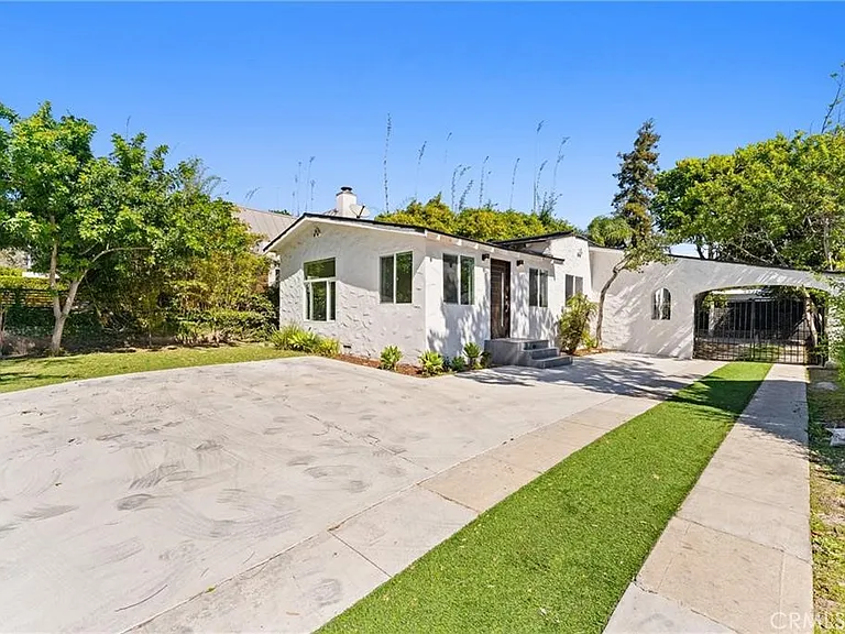 2216 Veteran Ave — Photo 2