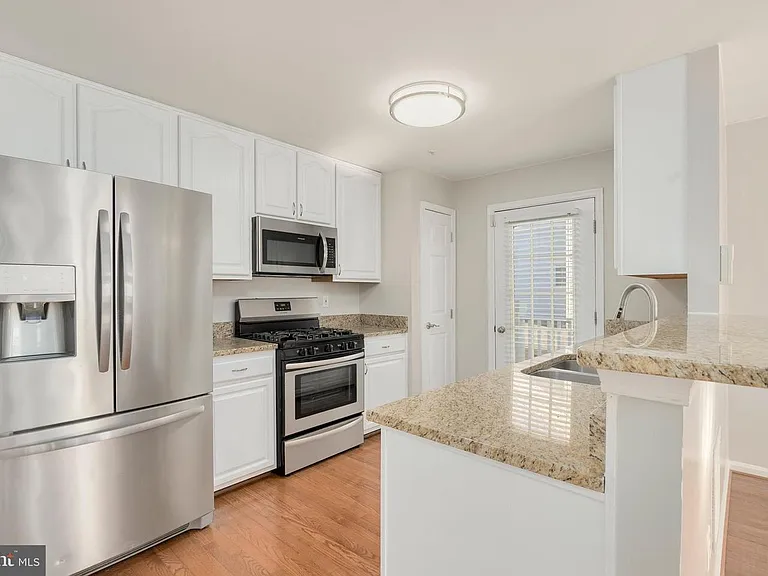 GRANITE COUNTERS WITH STAINLESS STEEL APPLIANCES