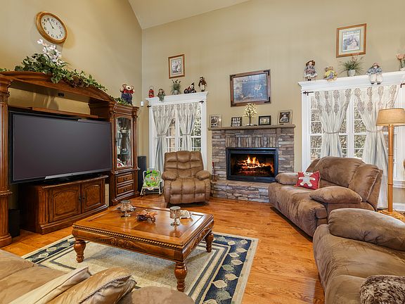 5th image of 925 Britts Dr