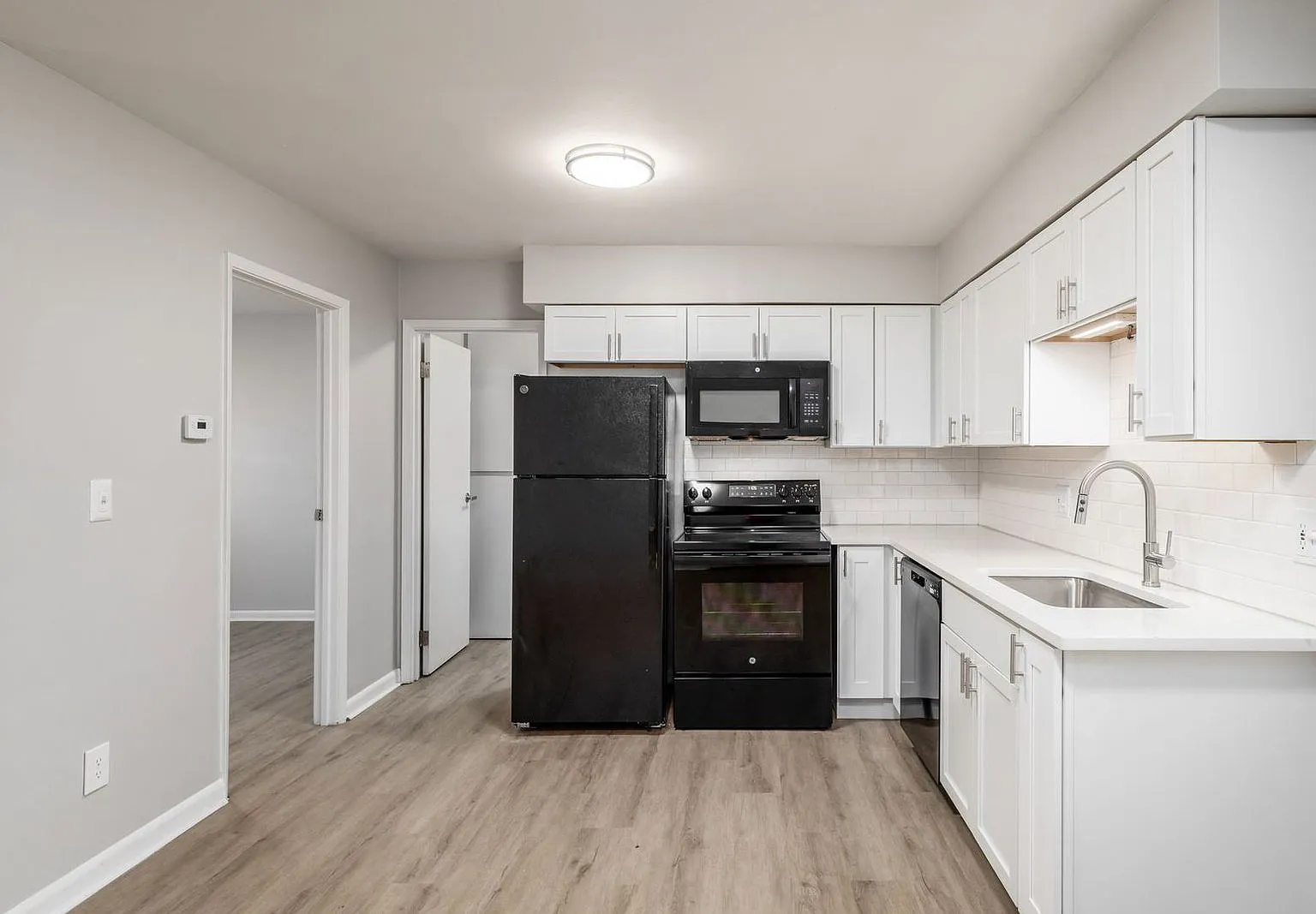 1 bed, 1.0 bath, $899 — Photo 4