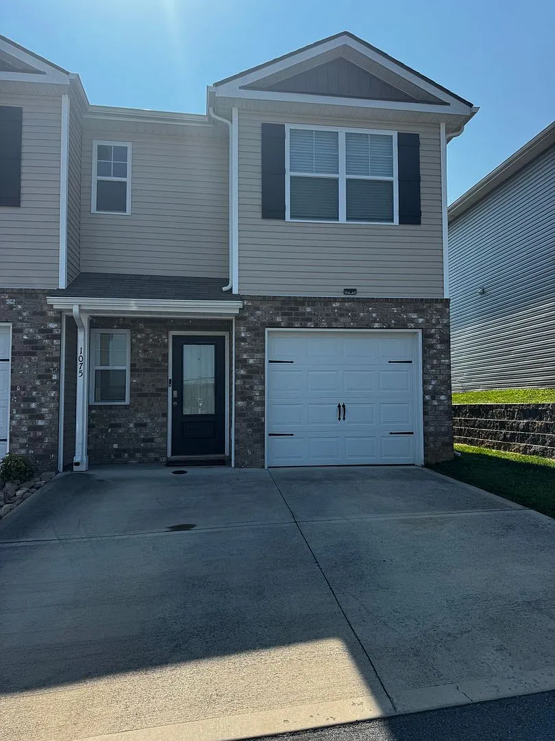 Like New Townhome in Prime Location — Photo 1