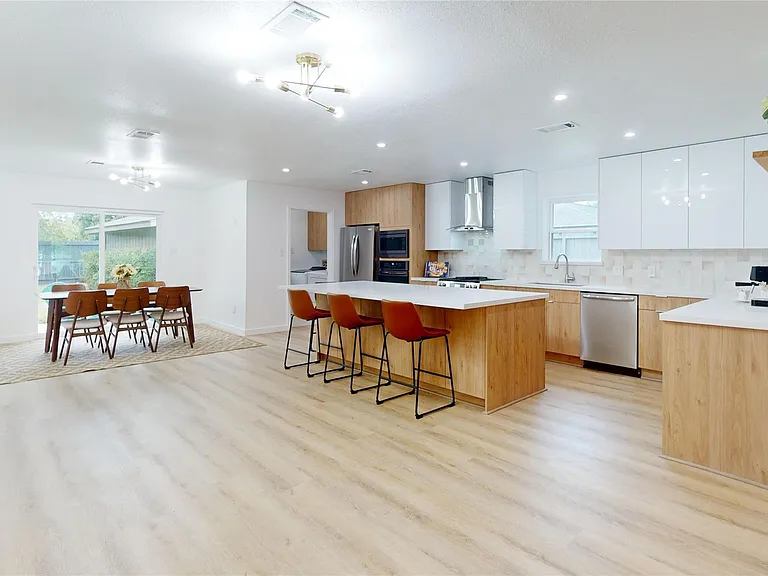 8515 Mullins Dr — Photo 10