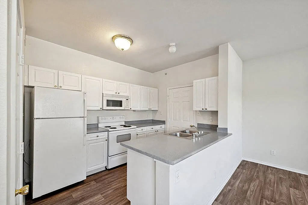Tivoli Apartments — Photo 1