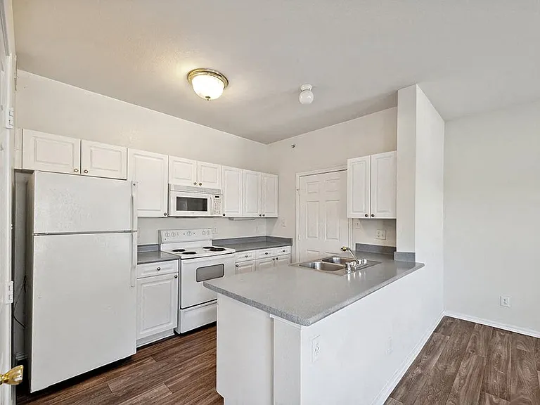 Tivoli Apartments — Photo 1