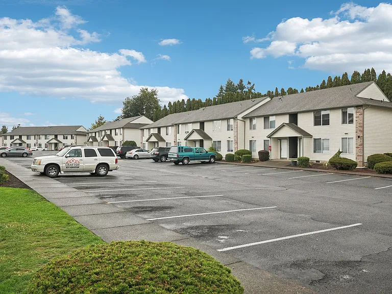 Stonehedge Court Apartments — Photo 7