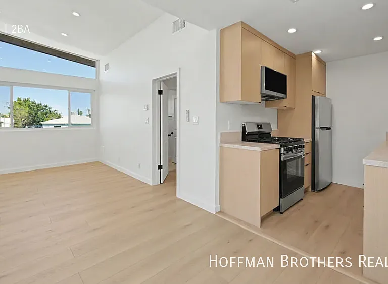 1445 S Sherbourne Dr #15 — Photo 3