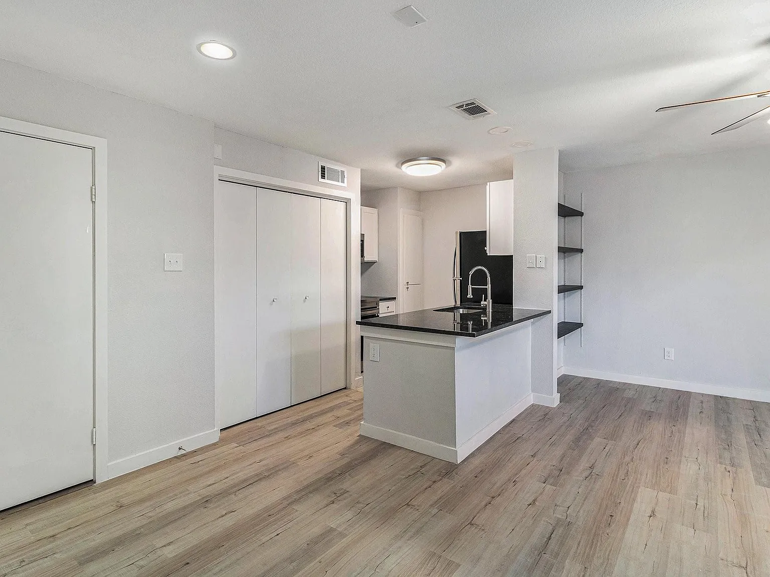 1 bed, 1.5 bath, 876 sqft, $1,350 — Photo 3