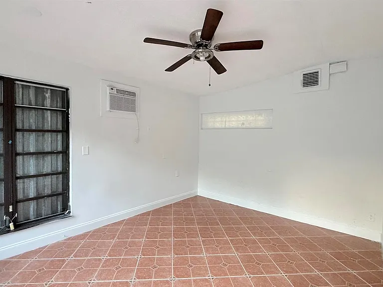 4313 NW 6th Ave — Photo 16