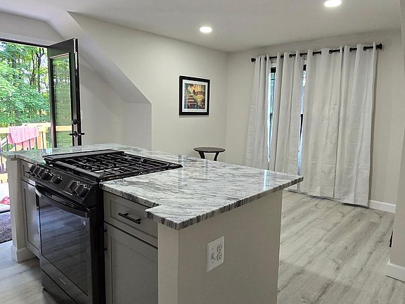 4th image of 6585 Lovers Ln