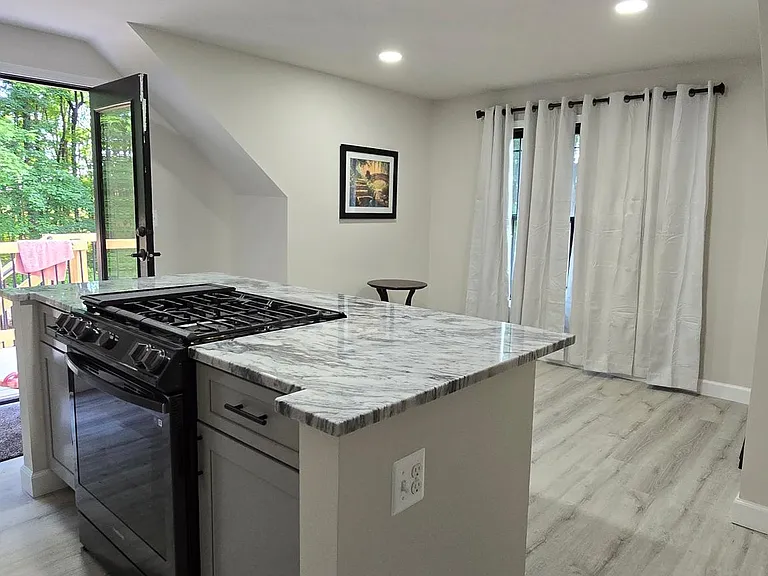 6585 Lovers Ln — Photo 4