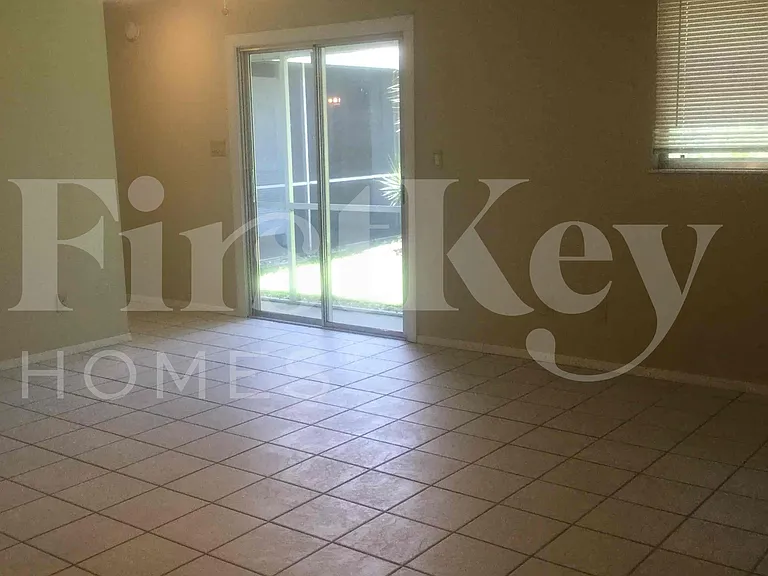 687 SW Heather St — Photo 5