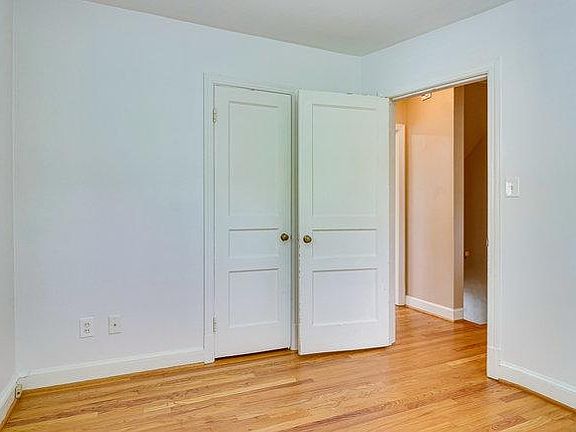 5th image of 18 1/2 E Myrtle St