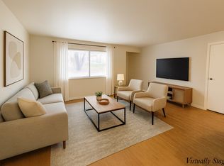 8746 Brentshire Walk, Brentwood, MO 63144