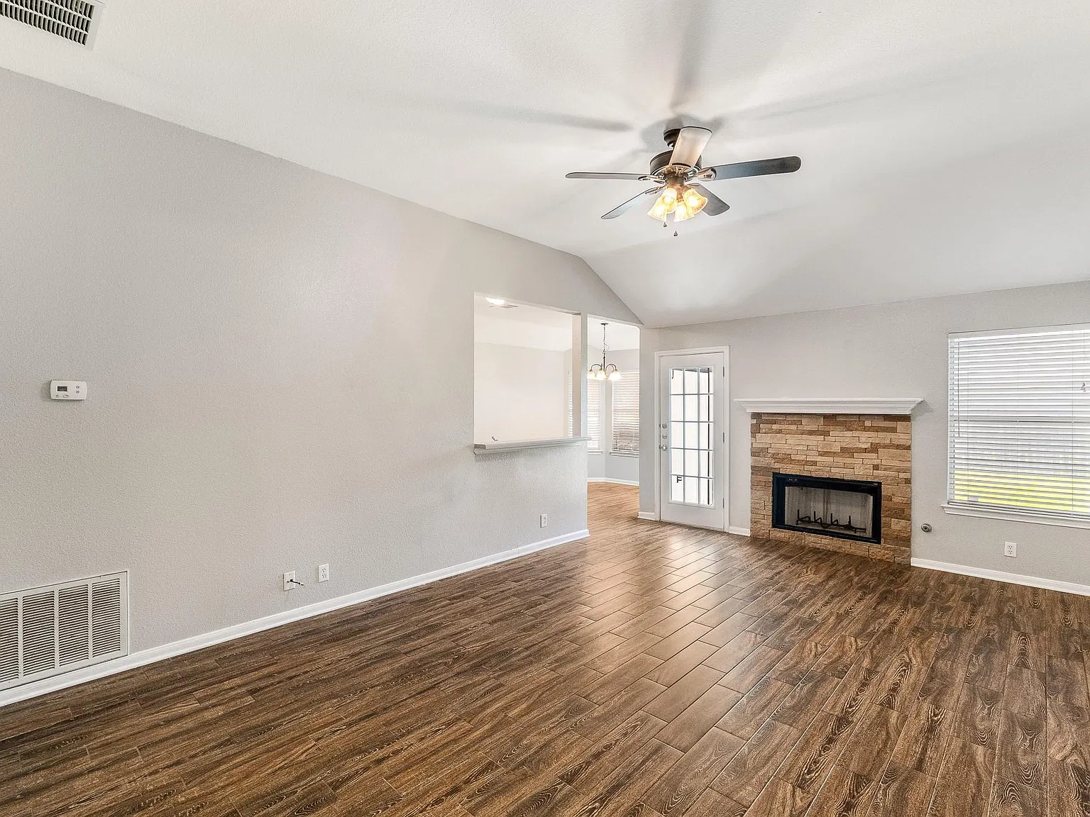 3 bed, 2.0 bath, 1207 sqft, $1,595 — Photo 3