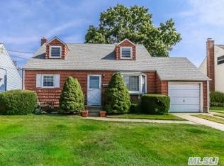 225 Franklin St, Massapequa Park, NY 11762