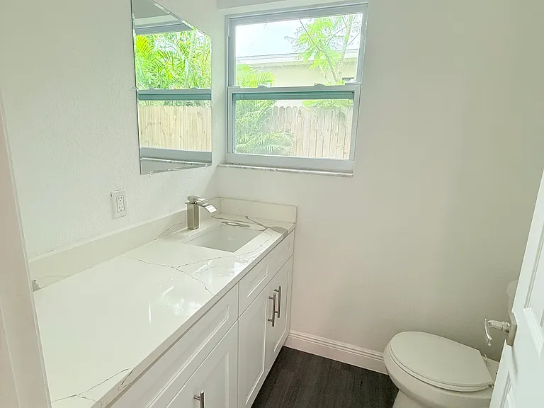 1557 Robinson Dr N — Photo 33